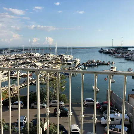 Blu Infinito Oda ve Kahvaltı 4*